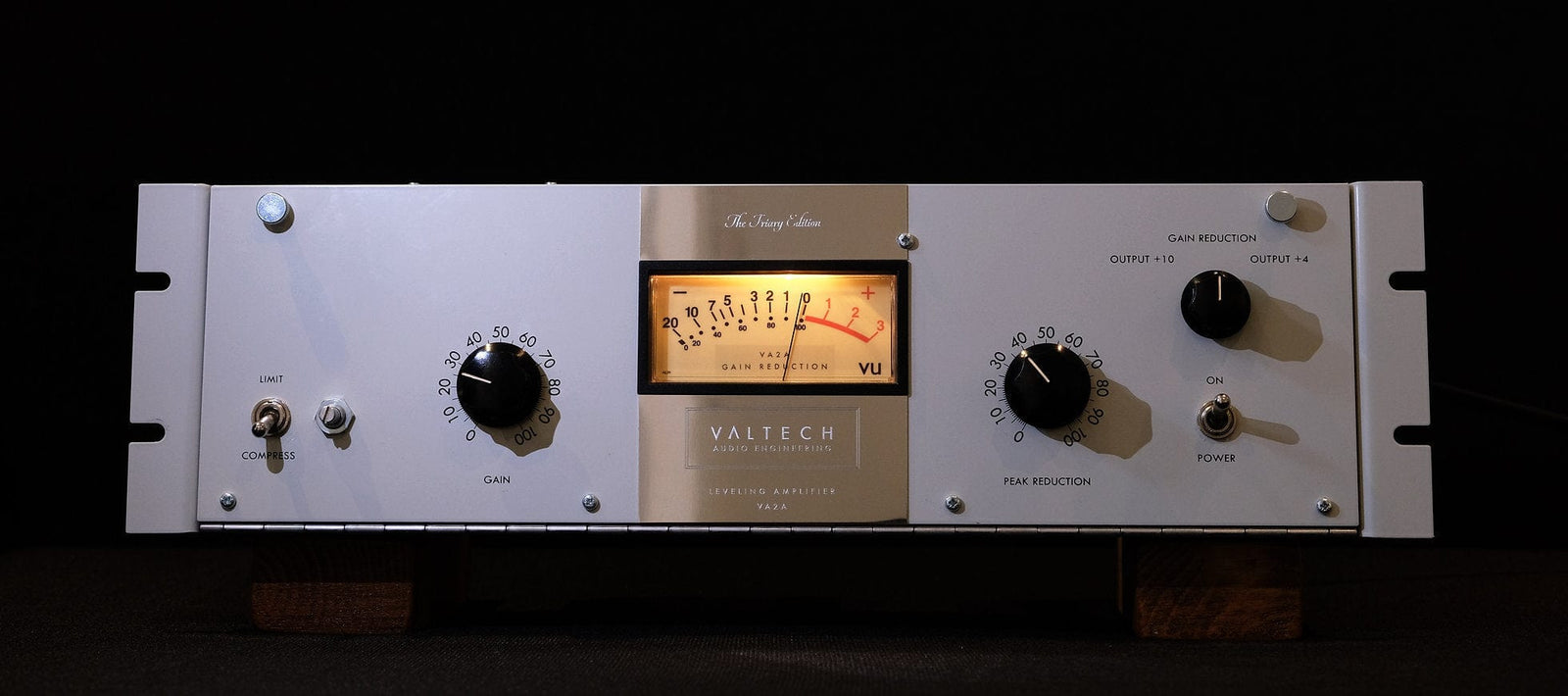 VA2A - White (LA-2A Leveling Amplifier) Fuzz Audio