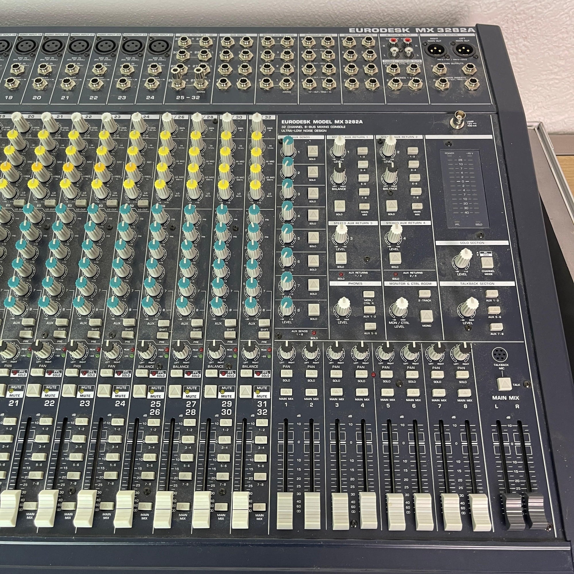 Behringer Eurodesk MX3282A 32-Channel 8-Bus Mixer