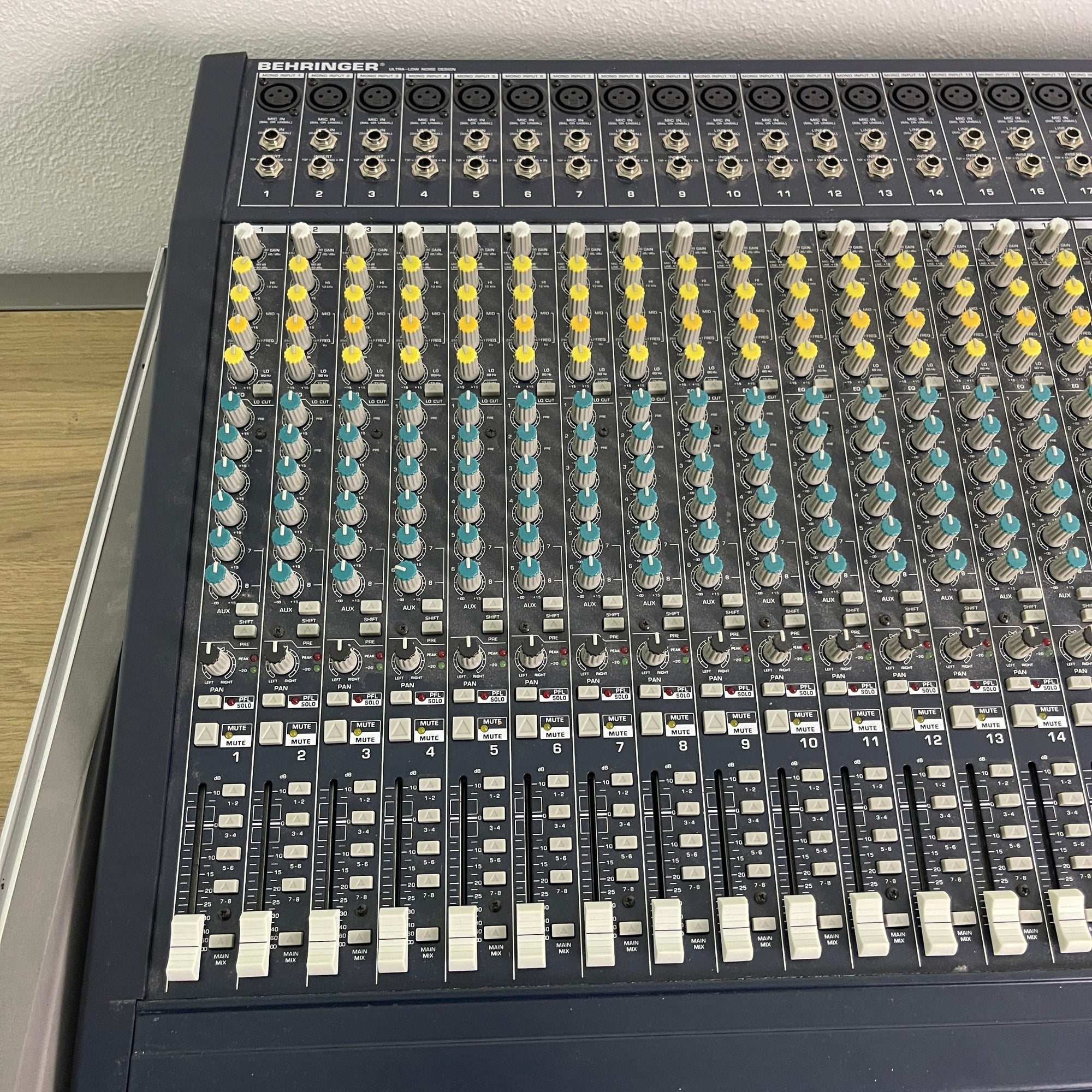 Behringer Eurodesk MX3282A 32-Channel 8-Bus Mixer