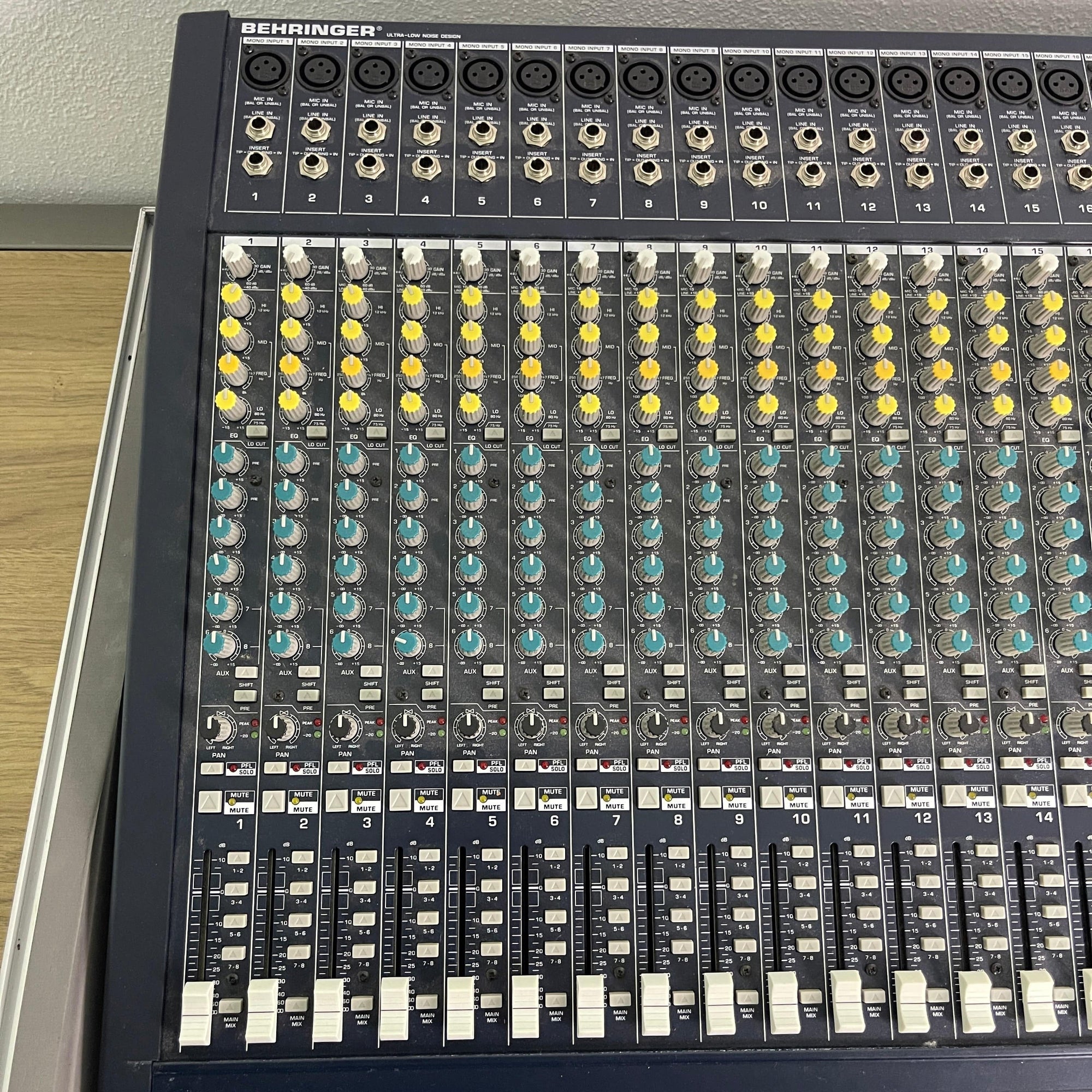 Behringer Eurodesk MX3282A 32-Channel 8-Bus Mixer