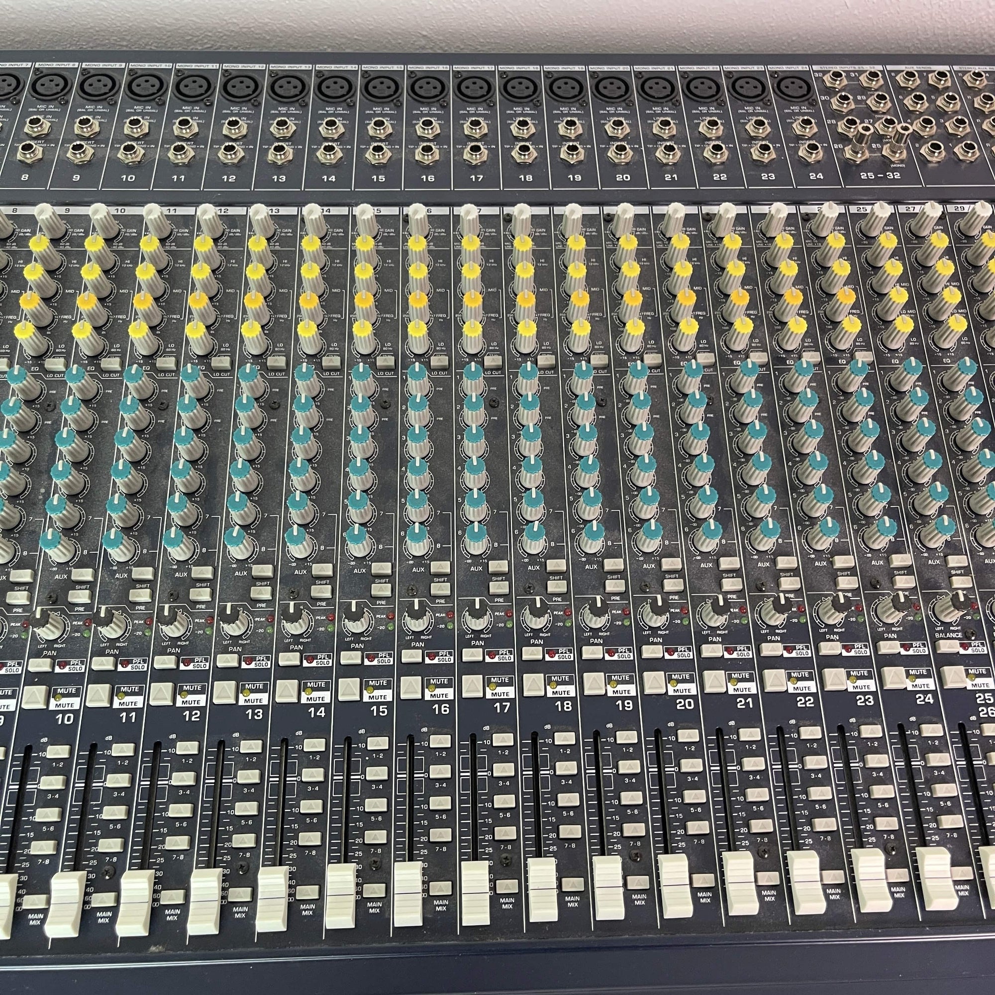 Behringer Eurodesk MX3282A 32-Channel 8-Bus Mixer